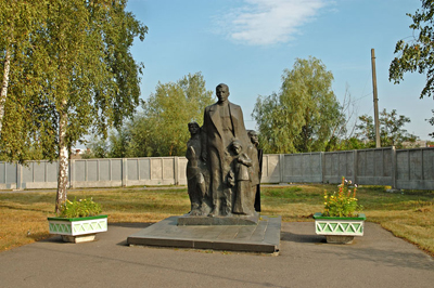 Памятник Макаренко и дети